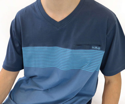 Donkerblauwe heren pyjama top met V-hals, lichtblauwe strepen op de borst en MEQ logo op de borstzak