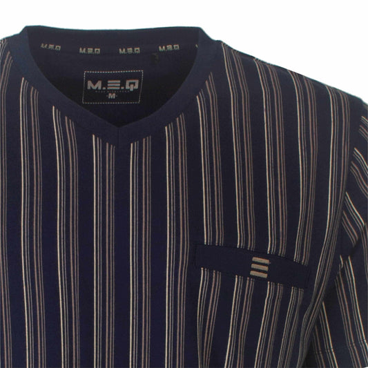 Donkerblauwe heren shortama met fijne verticale strepen, V-hals en borstzakje met MEQ-logo.