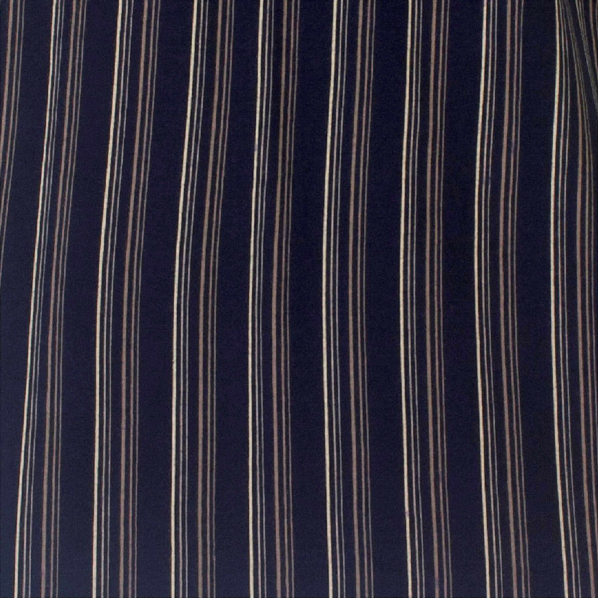 Donkerblauwe stof met fijne verticale strepen in lichtere tinten, een patroon voor pyjama's of shortama's.