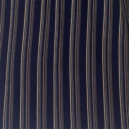 Donkerblauwe stof met fijne verticale strepen in lichtere tinten, een patroon voor pyjama's of shortama's.