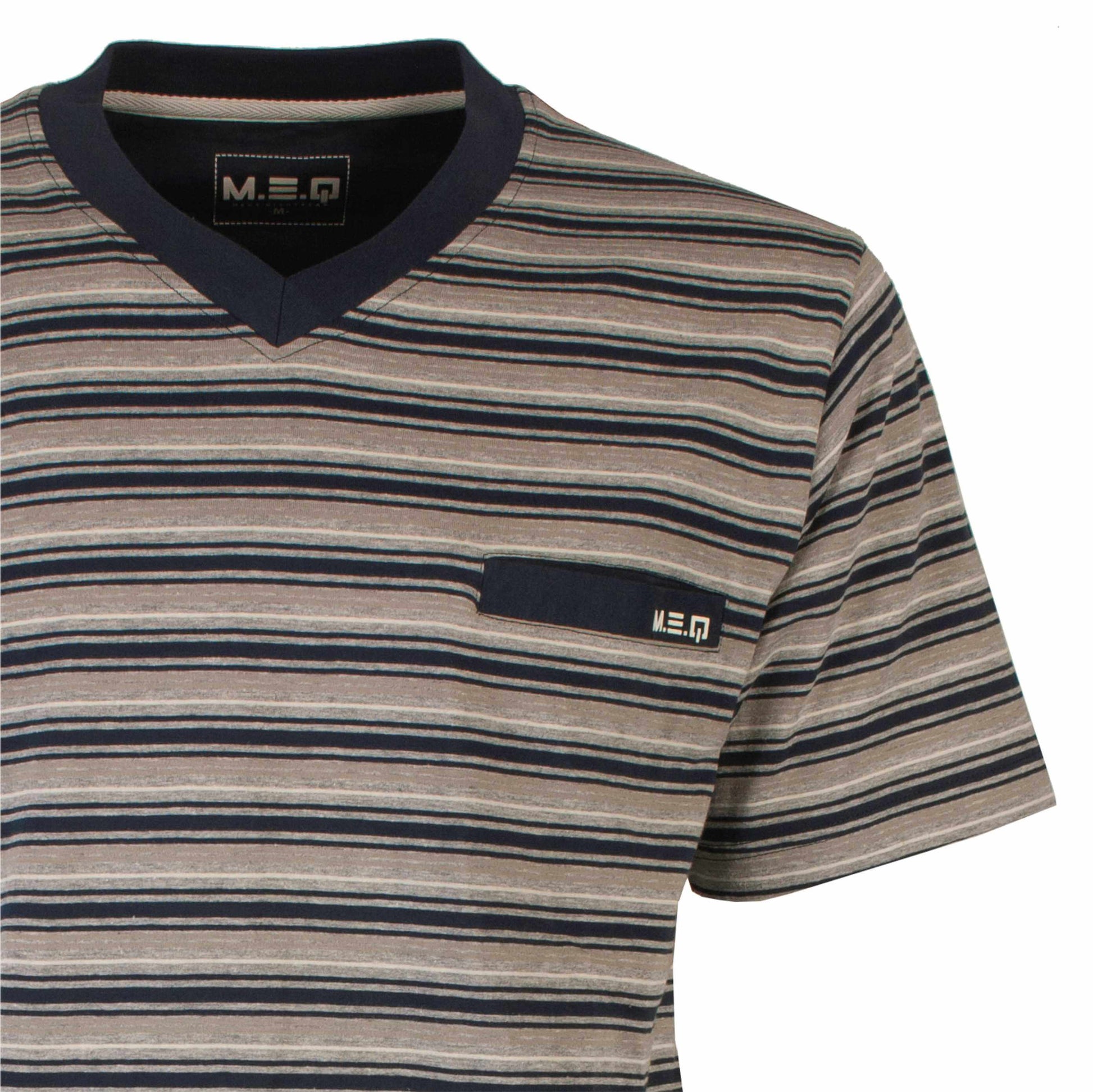 Gestreept T-shirt met V-hals in beige en navy tinten. Korte mouwen en bMEQ-logo op borstzakje en label.