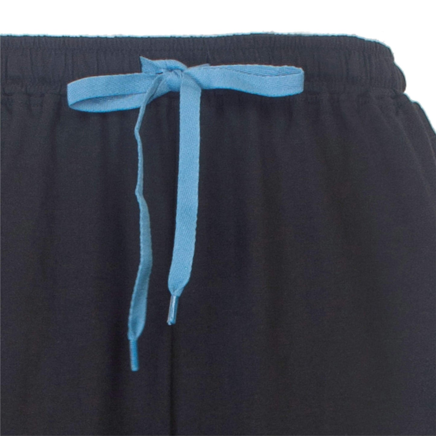 Close-up van een grijze shortama met een blauw koord als tailleband, gemaakt van gekamde katoen.