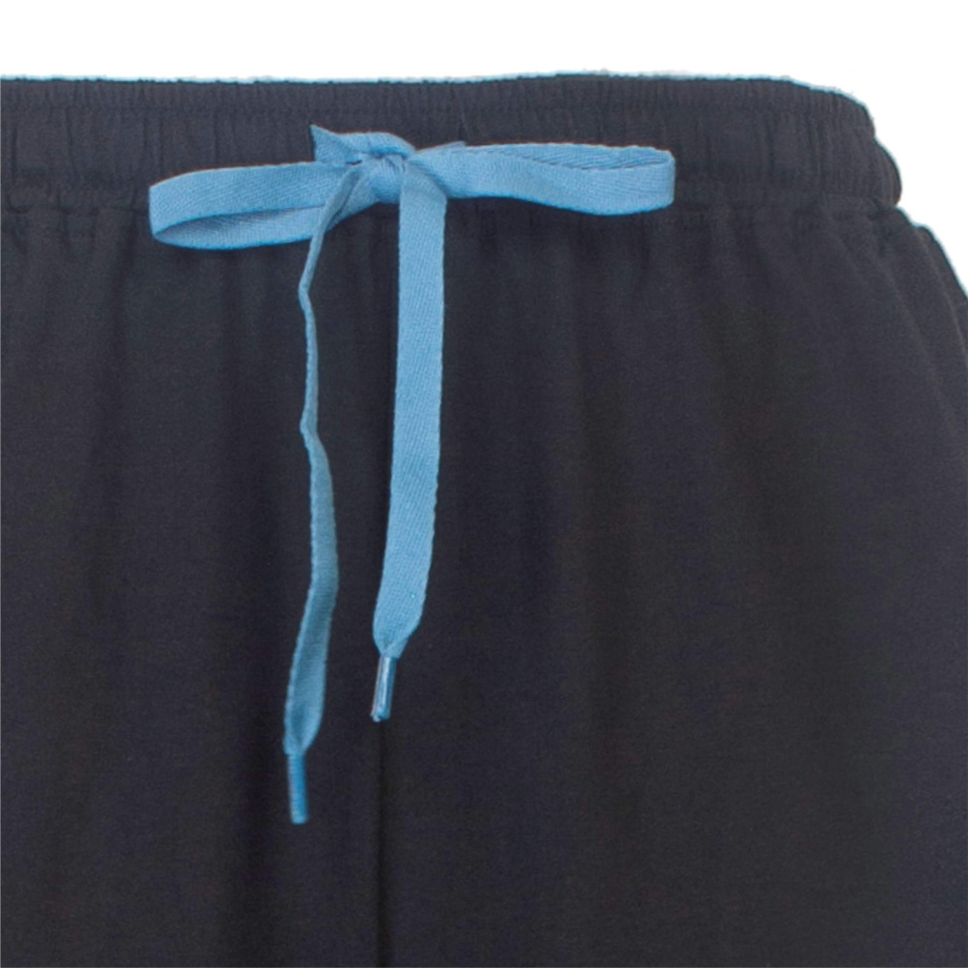 Close-up van een grijze shortama met een blauw koord als tailleband, gemaakt van gekamde katoen.