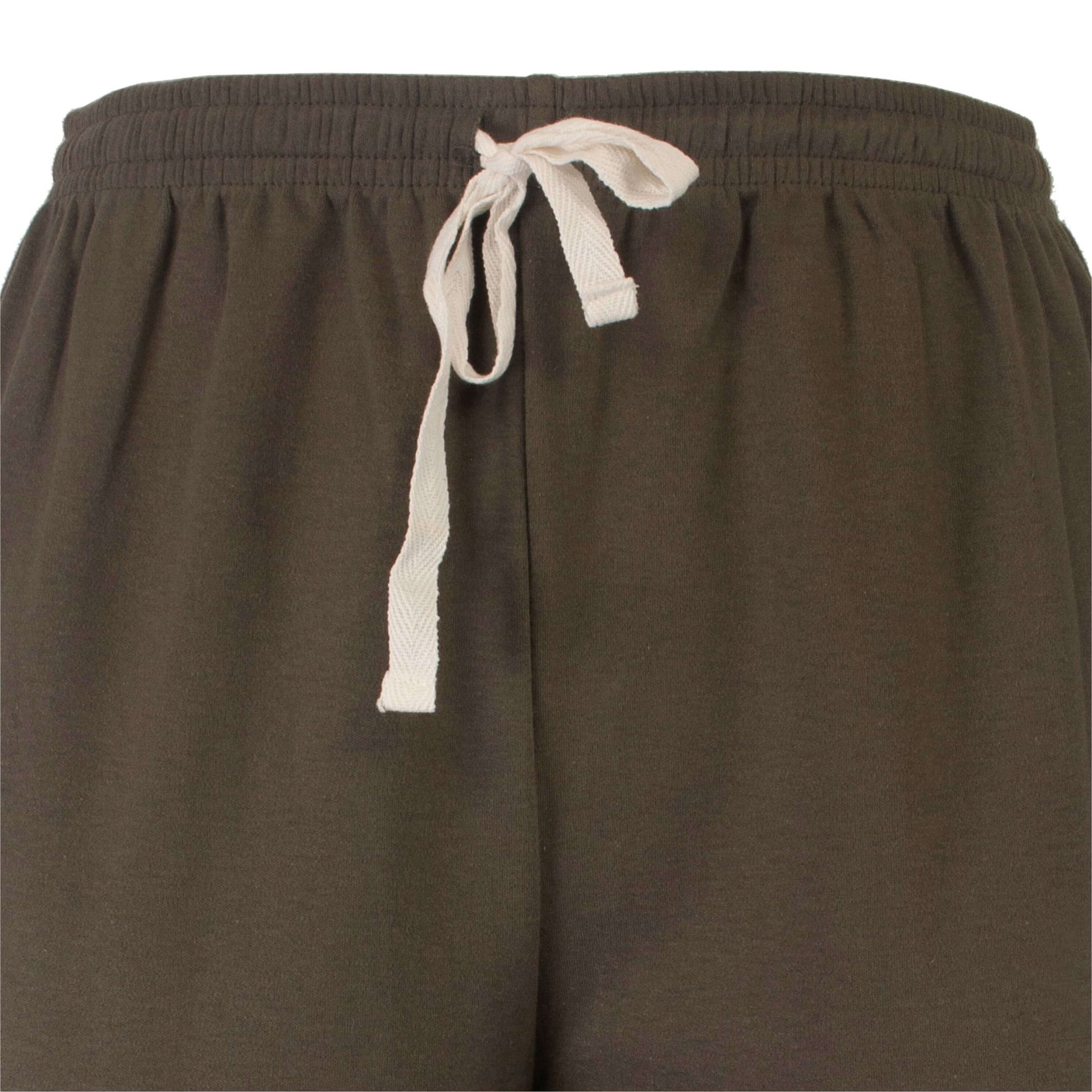 Close-up van een khaki shortama broek met elastische tailleband en wit trekkoord voor heren.