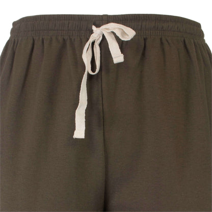 Close-up van een khaki shortama broek met elastische tailleband en wit trekkoord voor heren.