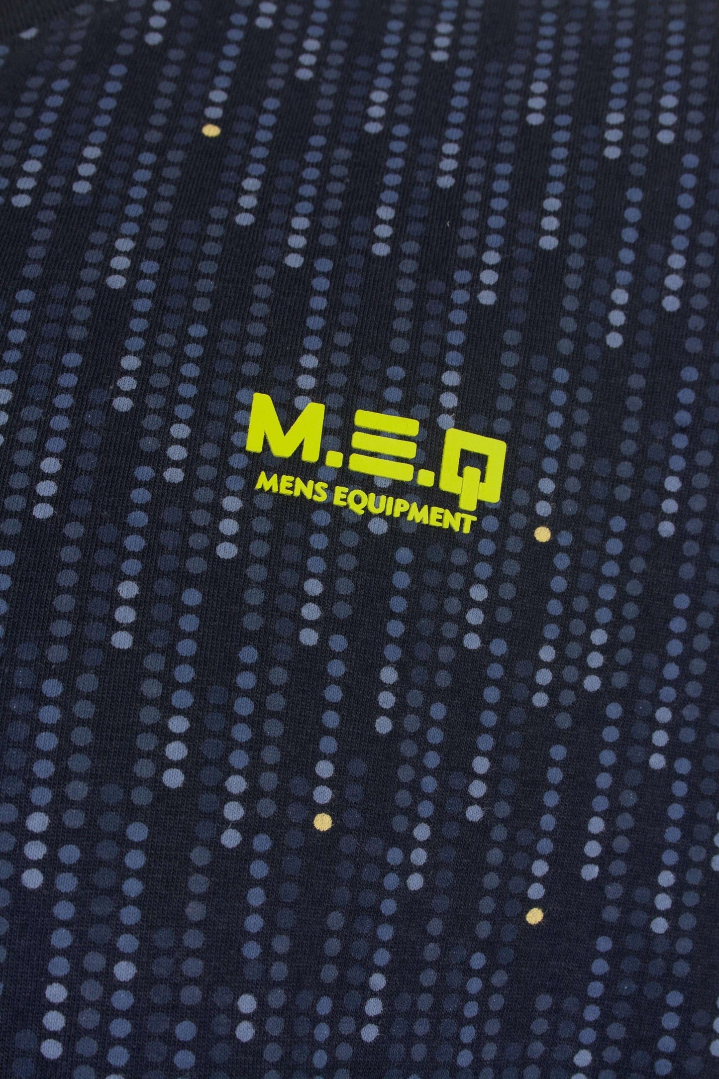 Blauw textiel met gestippeld patroon en geel M.E.Q logo, onderdeel van een heren shortama pyjama set.