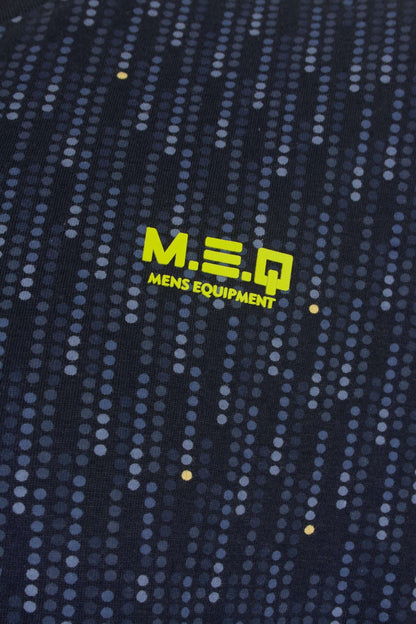 Blauw textiel met gestippeld patroon en geel M.E.Q logo, onderdeel van een heren shortama pyjama set.