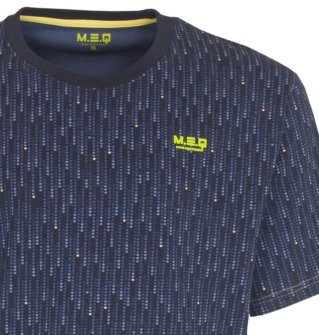 Blauw heren shortama met geprint dessin van kleine stippen en lijnen, ronde hals en MEQ logo in geel op de borst.