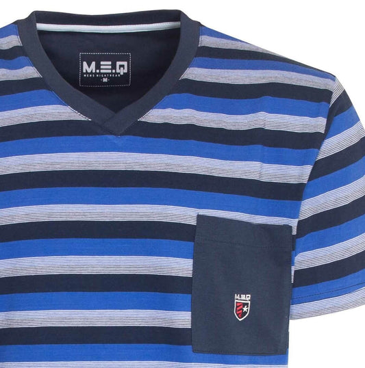 Gestreept blauw, wit en donkerblauw heren pyjama shirt met V-hals en borstzakje, merk MEQ zichtbaar