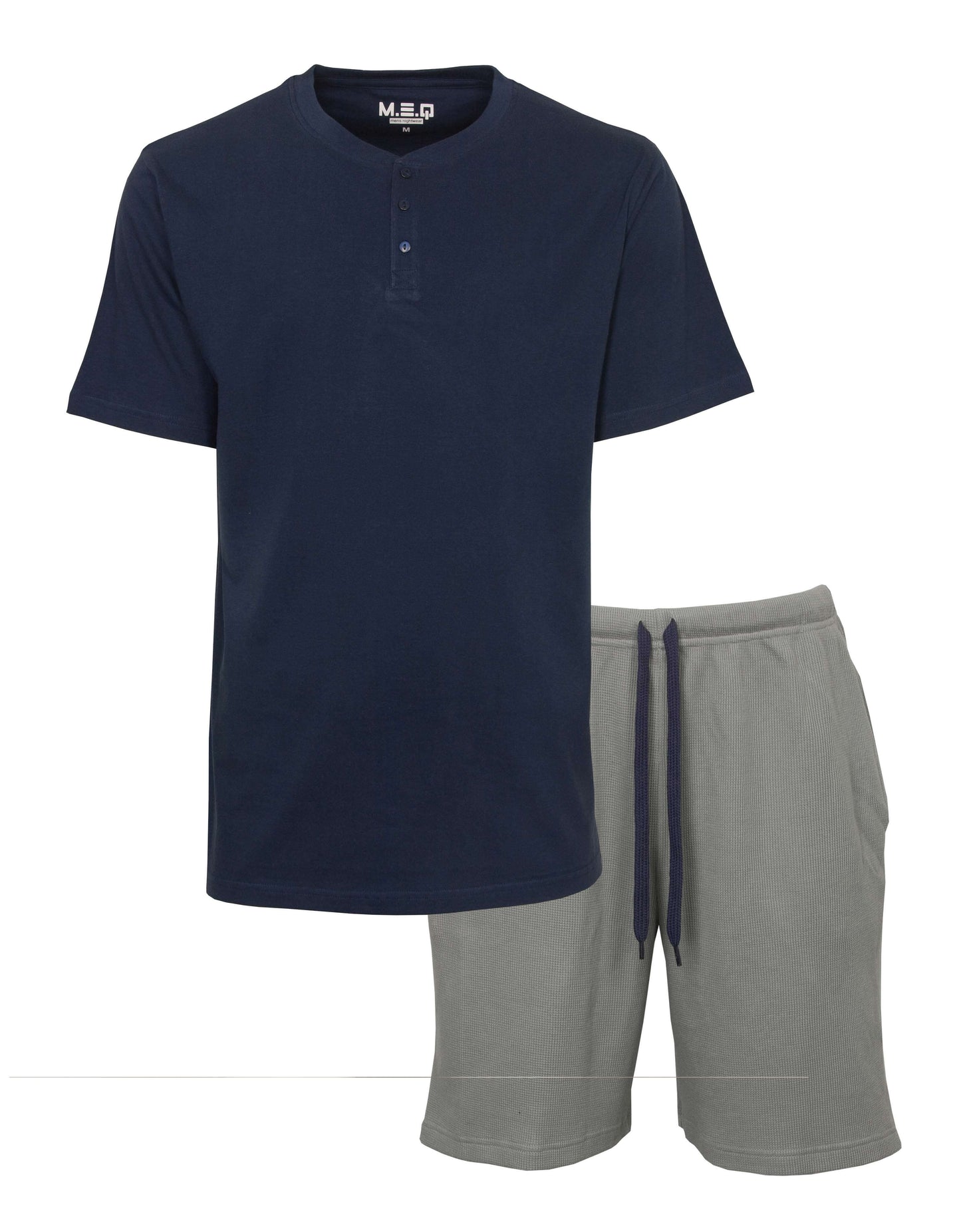 Blauwe T-shirt met korte mouwen en knoopsluiting, gecombineerd met grijze korte broek met trekkoord.