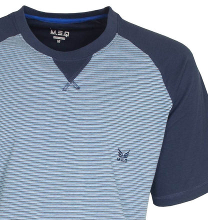 Blauwe heren shortama top met korte mouwen, ronde hals en smal gestreept patroon. MEQ logo op de borst.