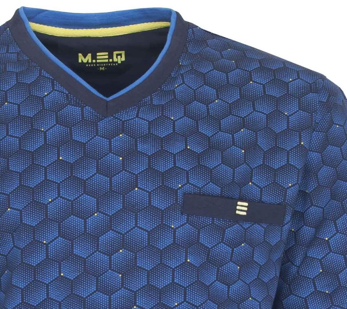 Blauwe heren pyjama top met hexagonaal patroon, V-hals en klein borstzakje. MEQ logo zichtbaar.