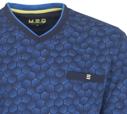 Blauwe heren pyjama top met hexagonaal patroon, V-hals en klein borstzakje. MEQ logo zichtbaar.