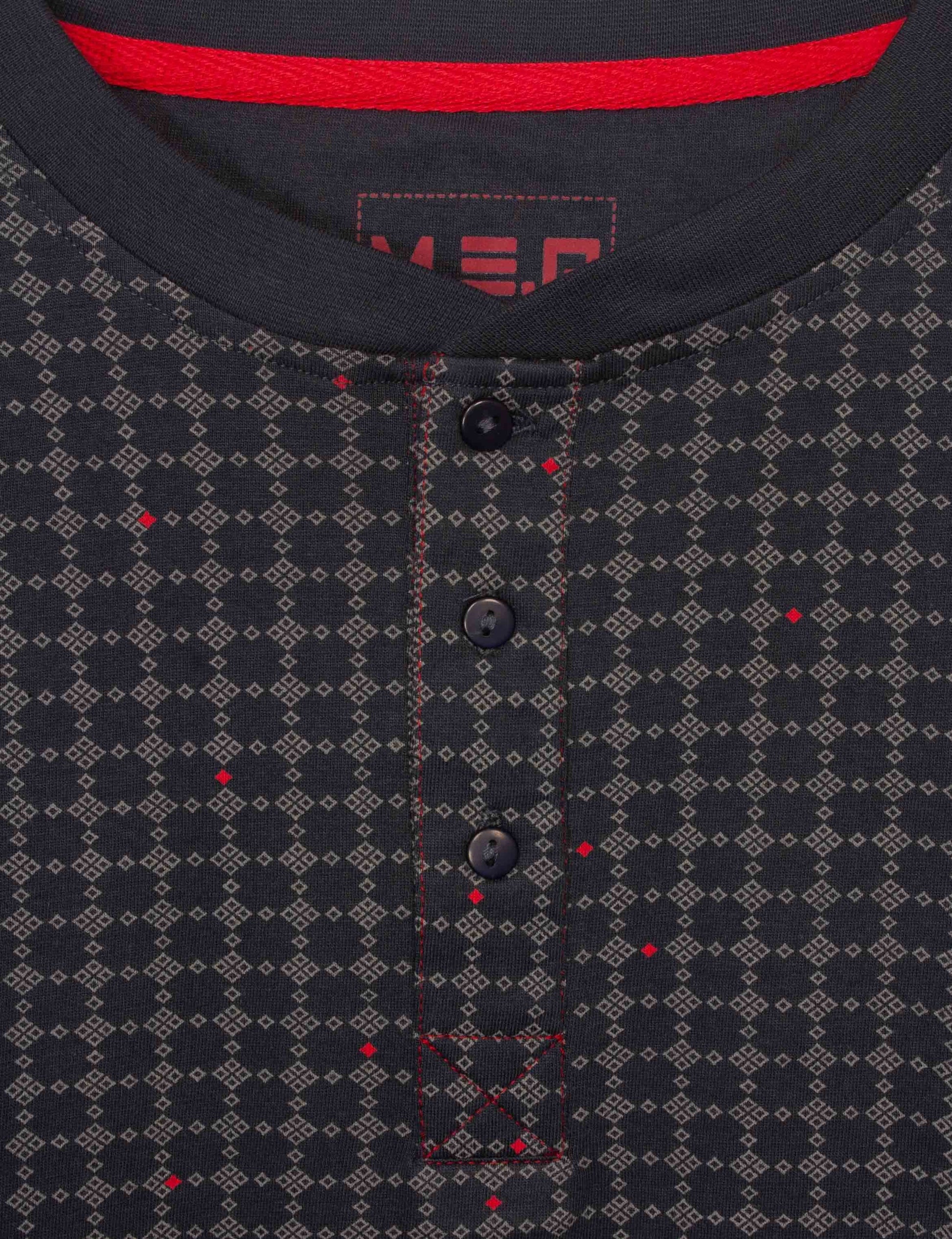 Grijze shortama top met geometrisch patroon, rode accenten, knoopsluiting en MEQ-logo op de borst.