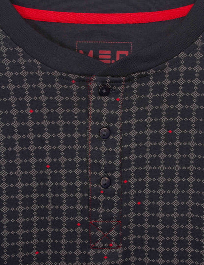 Grijze shortama top met geometrisch patroon, rode accenten, knoopsluiting en MEQ-logo op de borst.