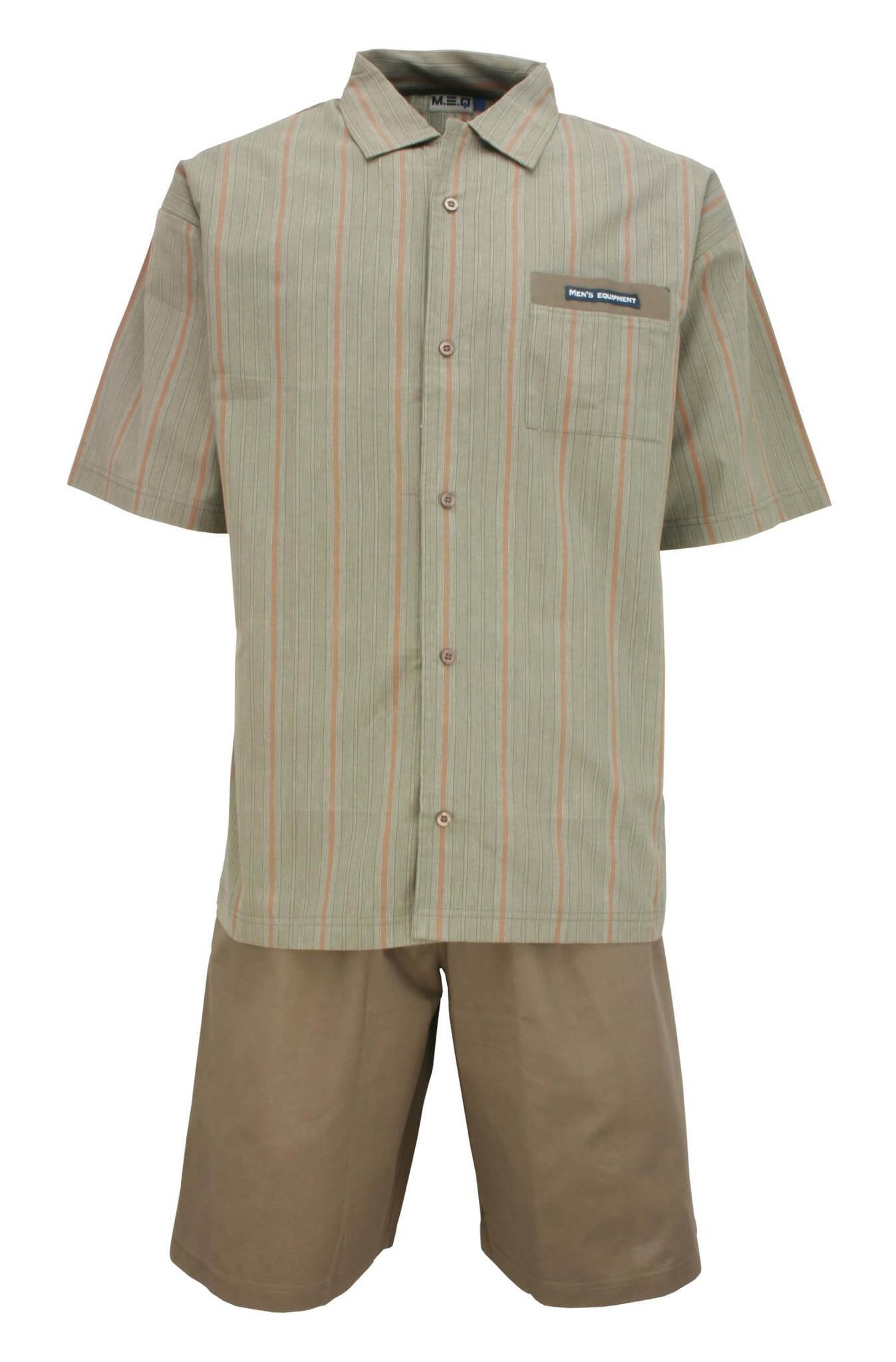 Beige heren shortama met gestreept overhemd en effen korte broek. Overhemd heeft korte mouwen en borstzakje.