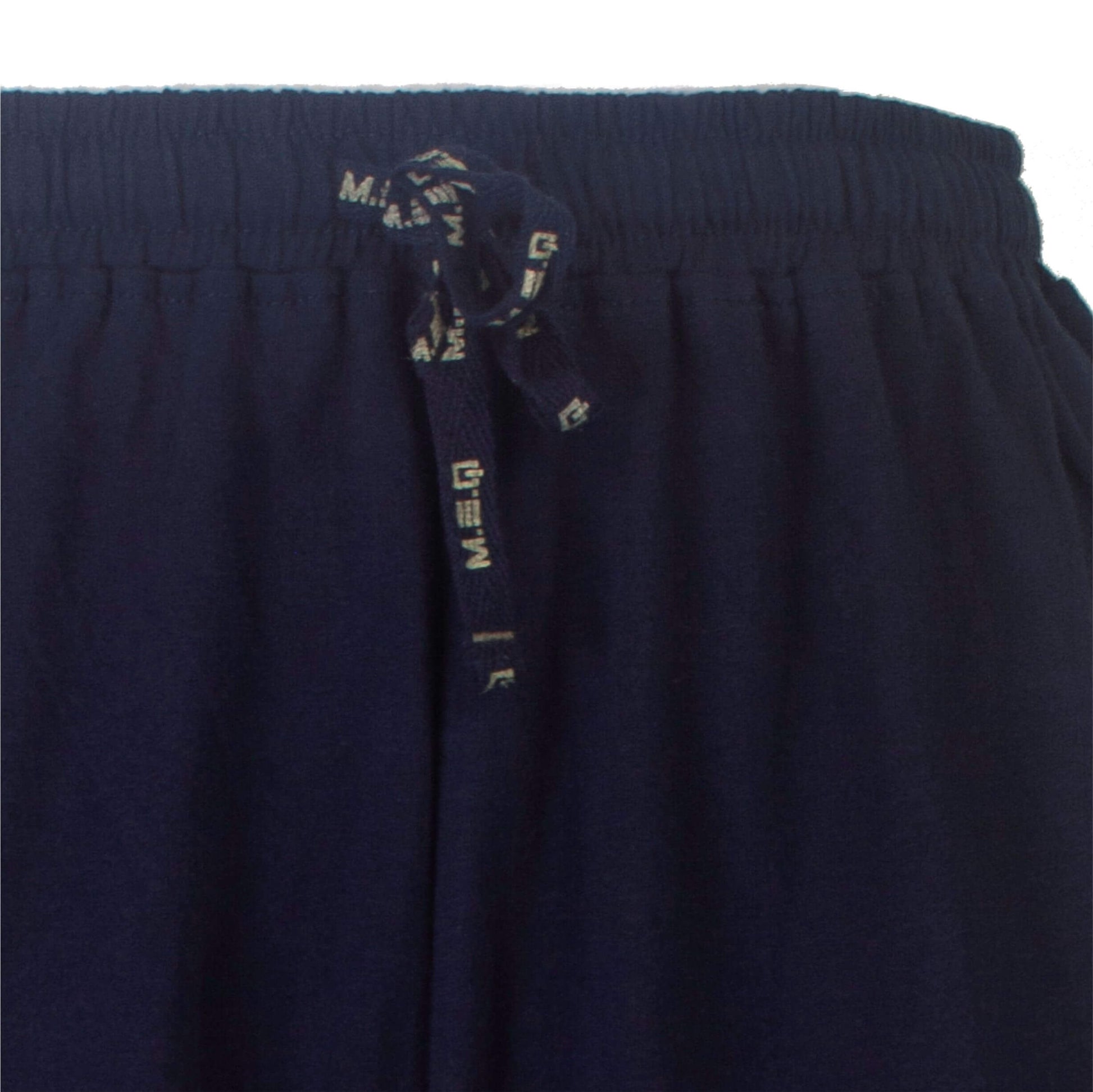 Close-up van een donkerblauwe stof met elastische tailleband en trekkoord van een pyjama shortama set.