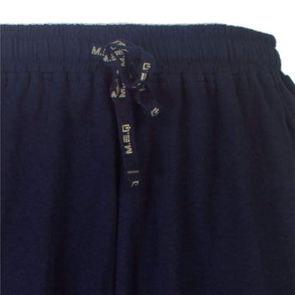Close-up van een donkerblauwe stof met elastische tailleband en trekkoord van een pyjama shortama set.