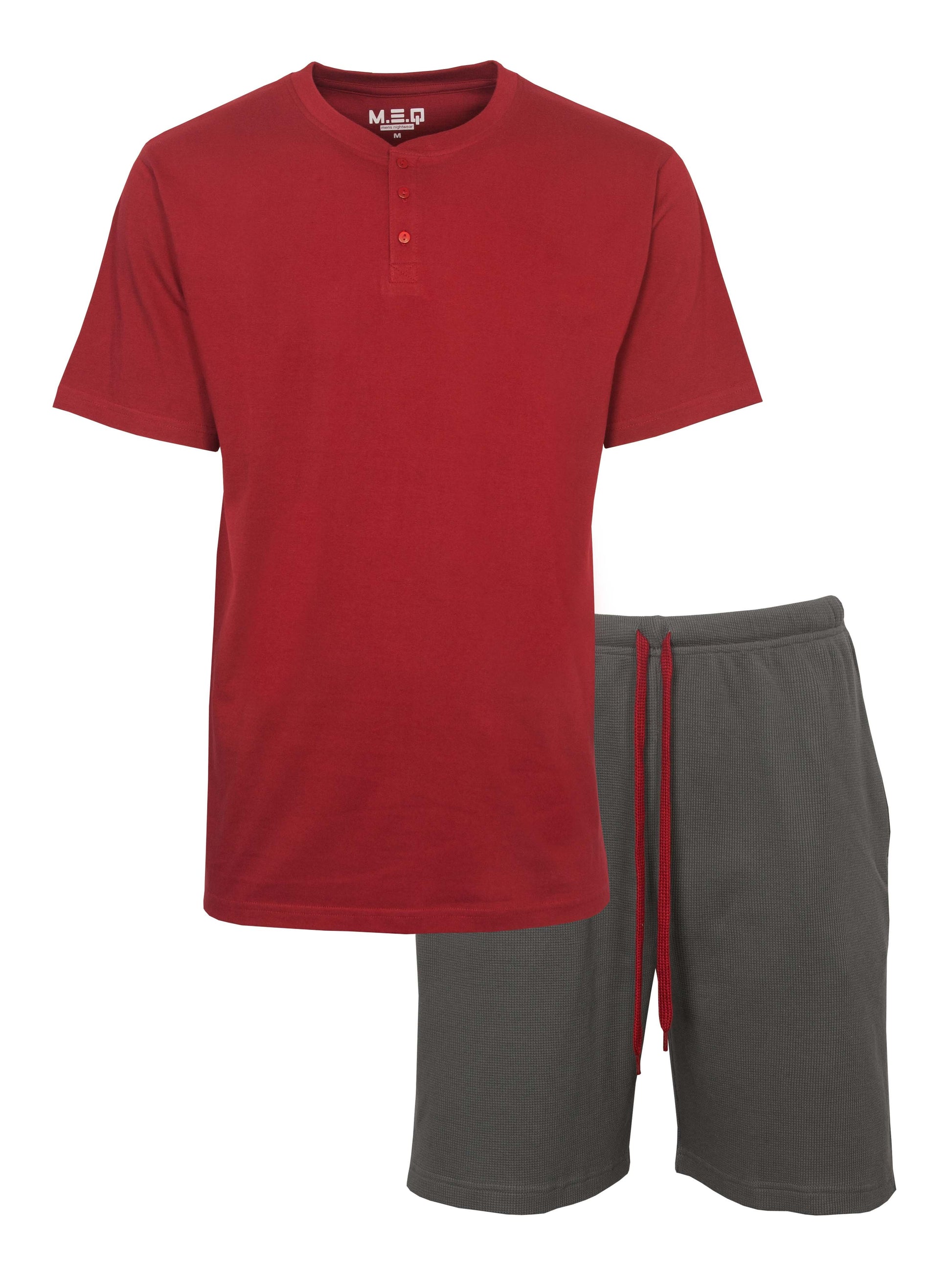 Rode heren shortama set met T-shirt en grijze korte broek. T-shirt heeft polo-sluiting, broek heeft aantrekkoord.