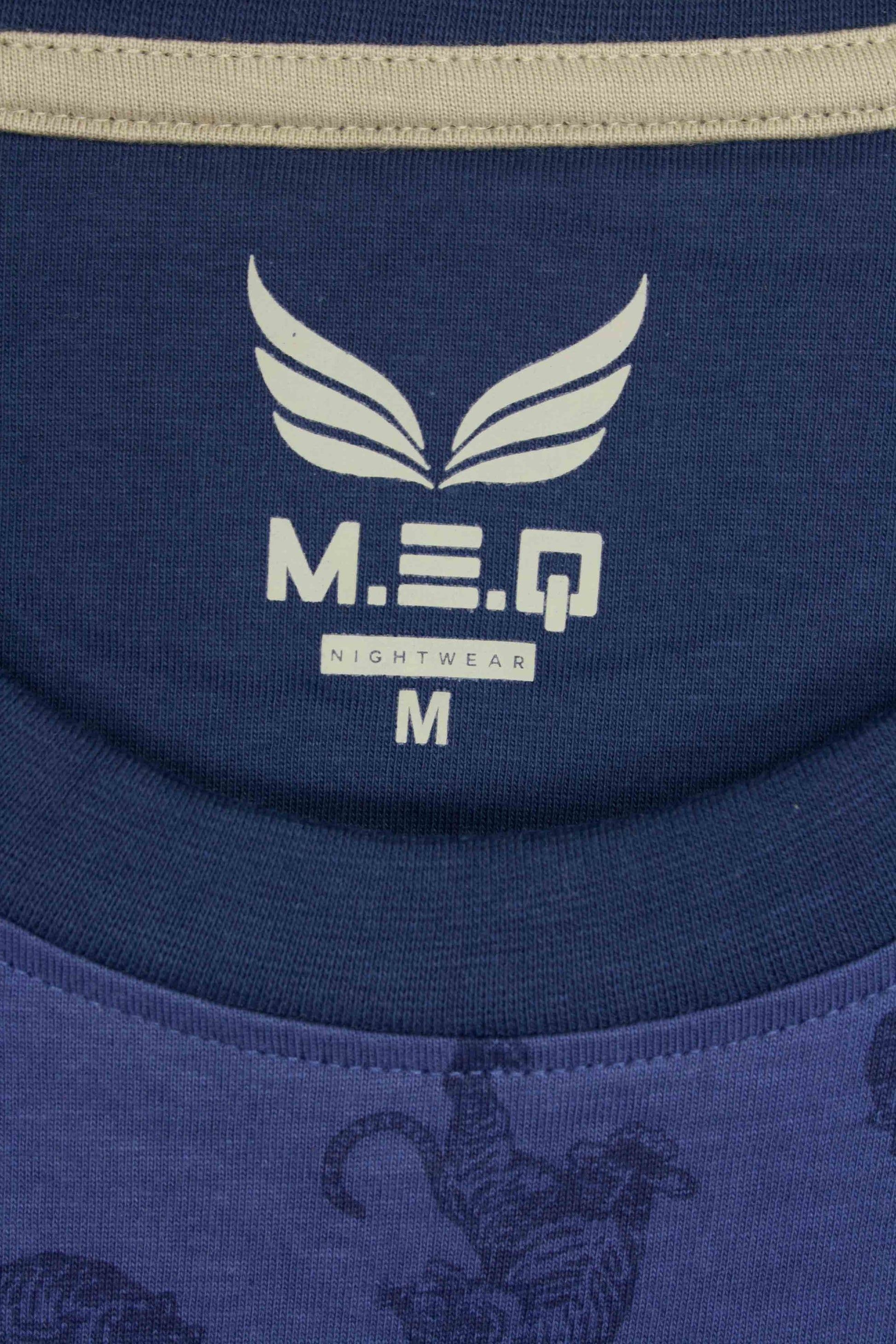 Blauwe shortama met M.E.Q. logo, ronde hals en tijgerprint. Maat M zichtbaar op label.