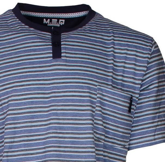 Gestreept blauw T-shirt met korte mouwen, ronde hals en knoopsluiting. Merk MEQ zichtbaar op de kraag.