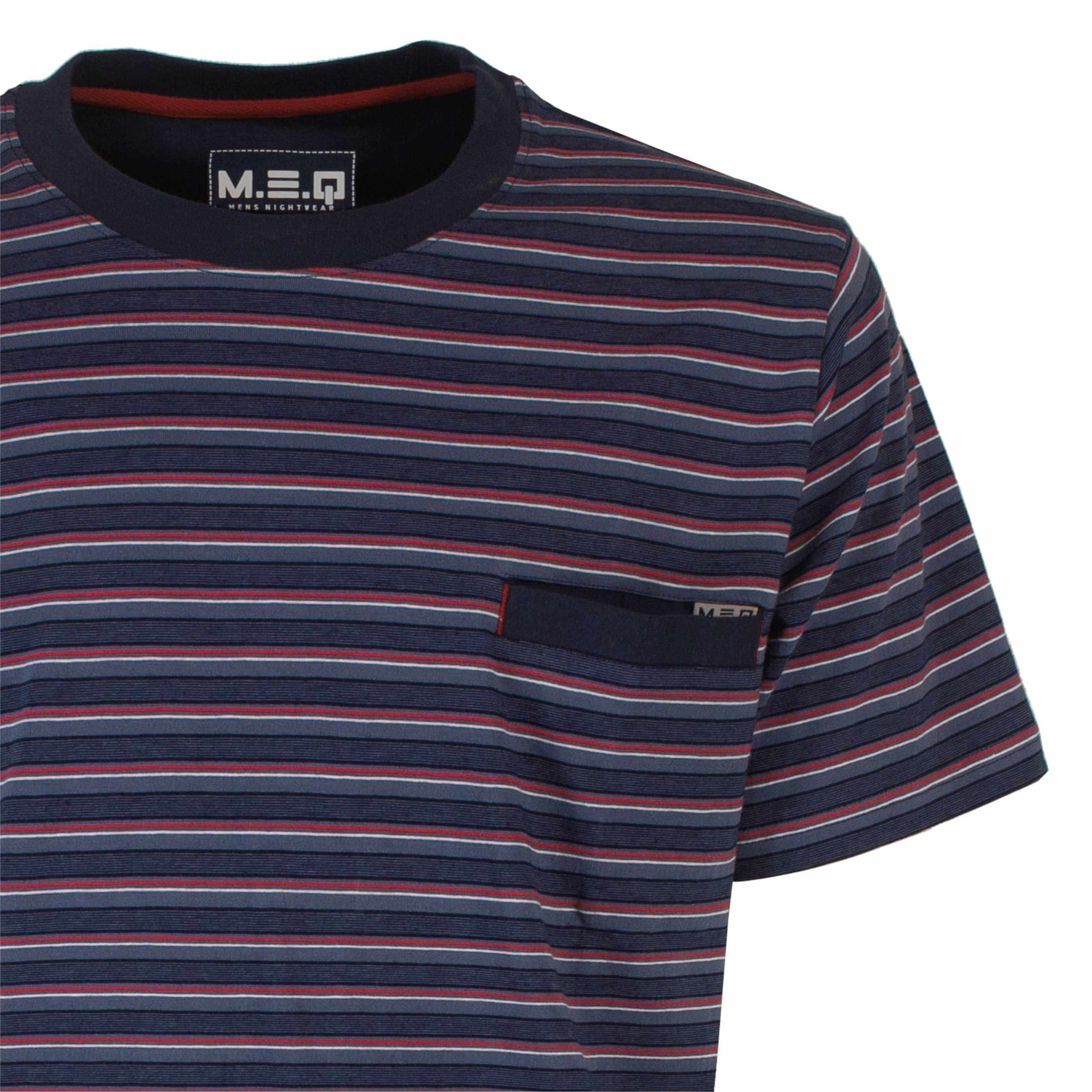 Gestreept T-shirt met korte mouwen in donkerblauw, rood en grijs. MEQ-logo op de borst en een borstzakje.