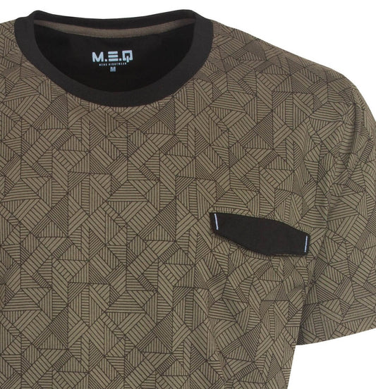 Bruine shortama met geometmet geometrisch patroon, zwarte hals, en donkergrijze korte broek. Merk M.E.Q. zichtbaar.