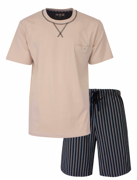 Beige T-shirt met ronde hals en donkere gestreepte shorts, een comfortabele shortama voor heren