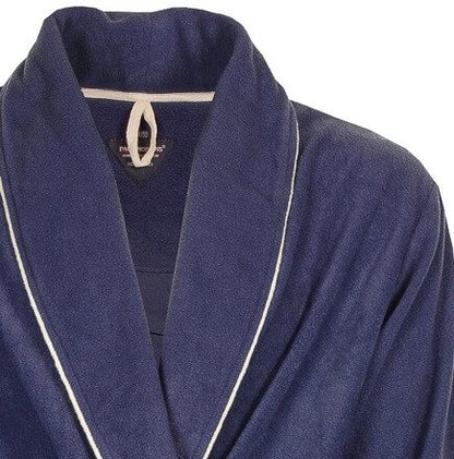 Blauwe badjas van coral fleece met sjaalkraag, lange mouwen en wit biesje langs de randen