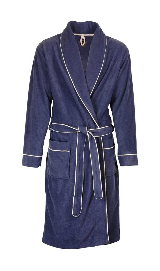 Blauwe badjas van coral fleece met sjaal-kraag, lange mouwen, twee zakken en ceintuur, afgewerkt met contrasterend biesje.