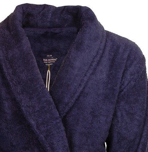 Donkerblauwe badstof badjas met sjaalkraag, lange mouwen en ceintuur. Close-up van de kraag en schouders.