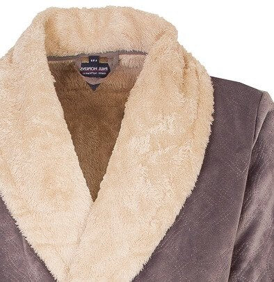 Beige heren badjas met zachte teddy sjaalkraag, lange mouwen en ceintuur. Buitenkant heeft gestanst dessin.