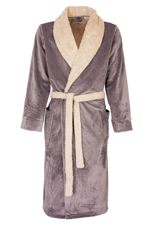 Beige heren badjas met gestanst dessin, tedmet teddy afwerking, lange mouwen, zakken en ceintuursluiting.