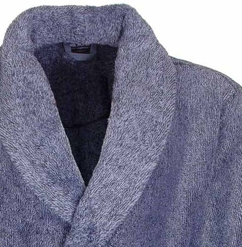Close-up van een blauwe gemêleerde badjas met sjaalkraag, gemaakt van zacht coral fleece materiaal.