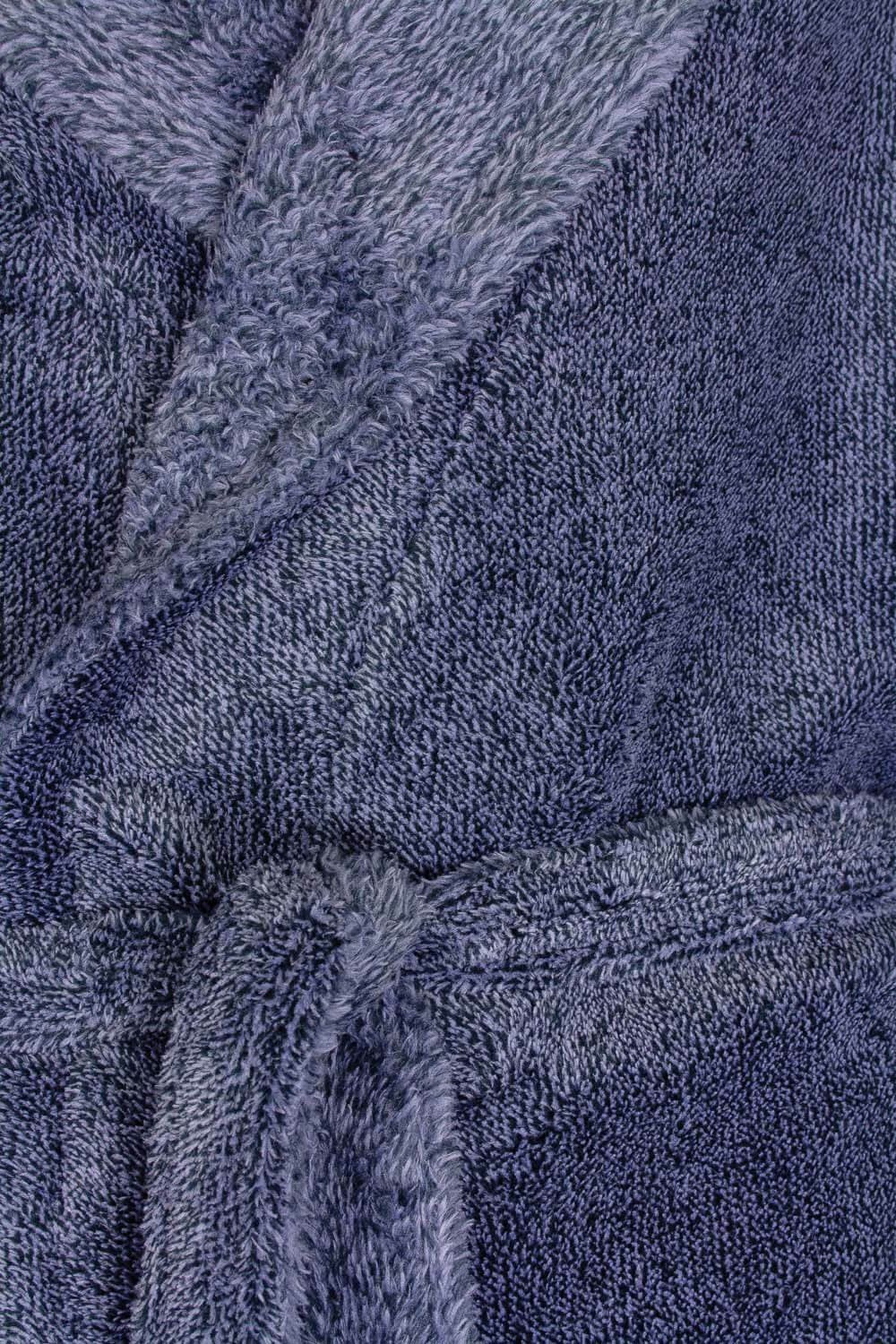 Close-up van blauw melange badstof, toont de zachte textuur en verschillende tinten blauw van de kamerjas.