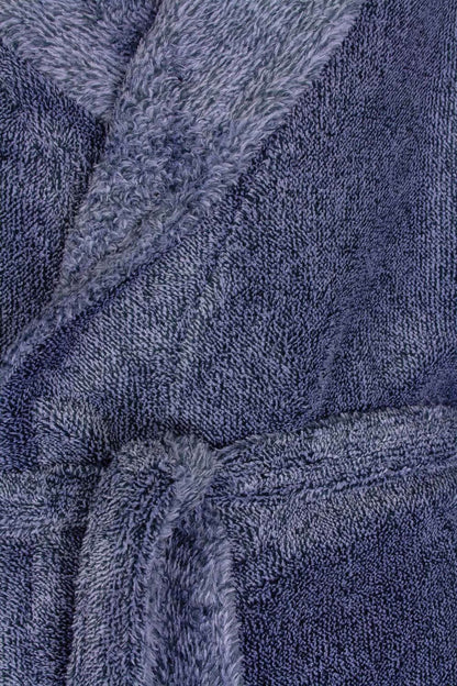 Close-up van blauw melange badstof, toont de zachte textuur en verschillende tinten blauw van de kamerjas.