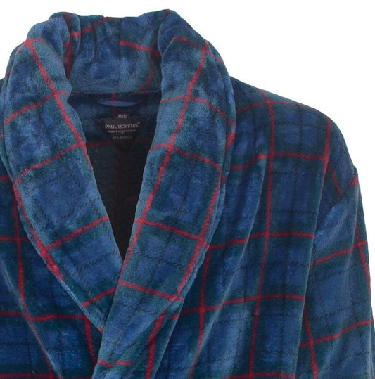 Blauwe badjas met rood ruitpatroon, gemaakt van zachte coral fleece stof, met brede sjaalkraag en ceintuur.