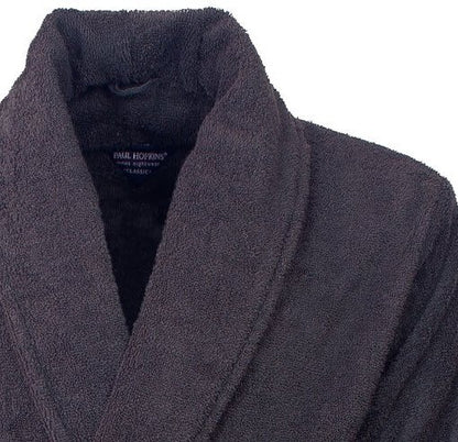 Close-up van de kraag en schouder van een donkergrijze badstof badjas met sjaalkraag en Paul Hopkins label