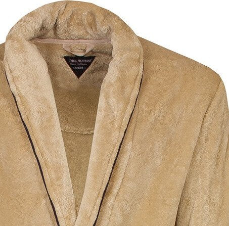 Beige fleece badjas met sjaalkraag, ceintuur en opgestikte zakken. Zacht en warm kledingstuk voor ontspanning.