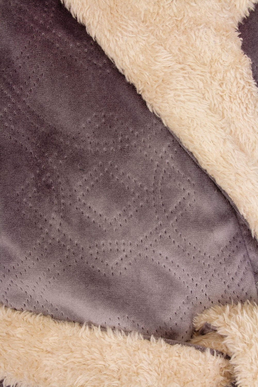 Close-up van beige fleece badstof en grijze velours stof met gestanst patroon, deel van een heren badjas