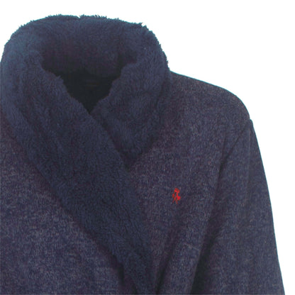 Blauwe fleece badjas met sjaalkraag, ceintuur en opgestikte zakken. Klein rood logo zichtbaar op de borst.