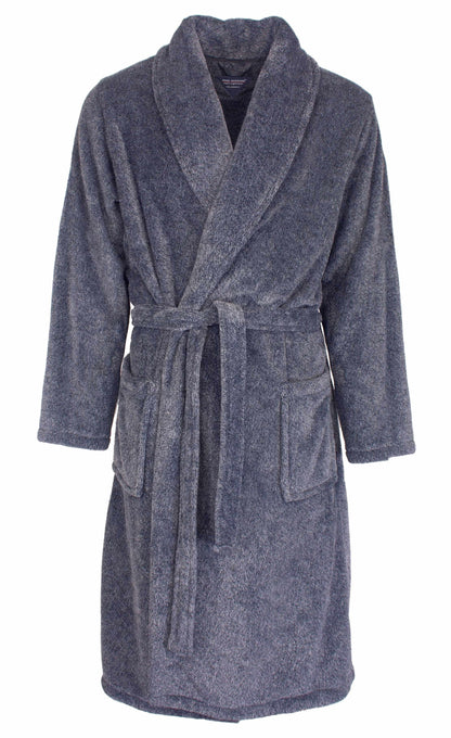 Grijsblauwe fleece badjas met sjaalkraag, ceintuur en twee zakken. Lange mouwen en knielengte.