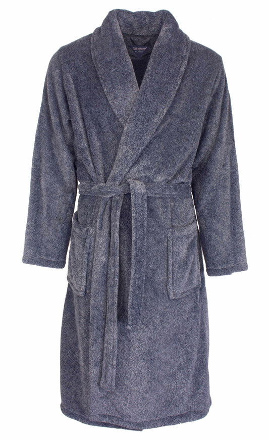 Grijsblauwe fleece badjas met sjaalkraag, ceintuur en twee zakken. Lange mouwen en knielengte.