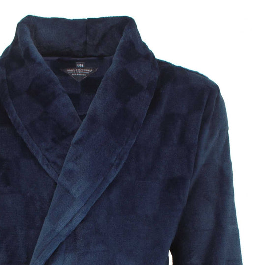 Blauwe fleece badjas van Paul Hopkins, close-up van de kraag en schouderpartij, zacht en comfortabel materiaal.