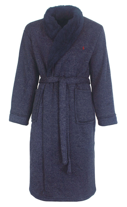 Blauwe fleece badjas met sjaalkraag, ceintuur, lange mouwen en opgestikte zakken. Lengte 120 cm.