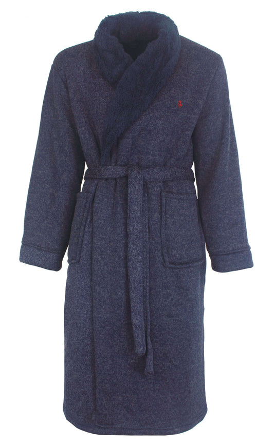 Blauwe fleece badjas met sjaalkraag, ceintuur, lange mouwen en opgestikte zakken. Lengte 120 cm.