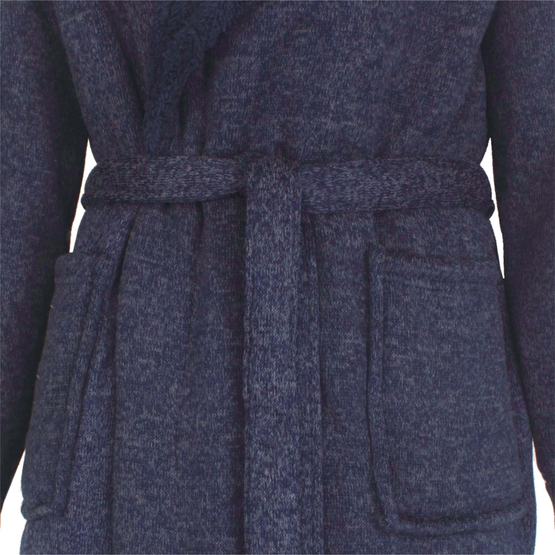 Close-up van een blauwe fleece herenbadjas met ceintuur en opgestikte zakken, gemaakt van rib fleece materiaal.