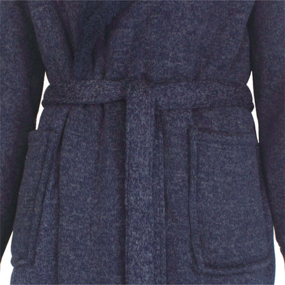 Close-up van een blauwe fleece herenbadjas met ceintuur en opgestikte zakken, gemaakt van rib fleece materiaal.