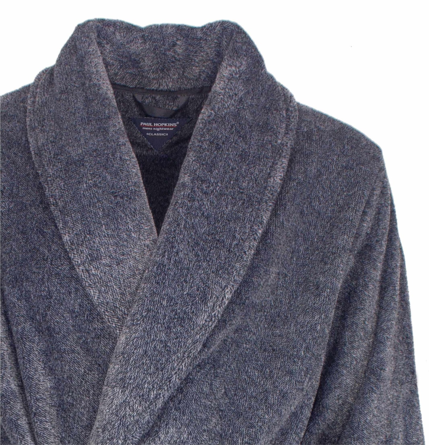 Blauwe fleece badjas van Paul Hopkins met een brede kraag en zachte stof, close-up van de bovenste helft.