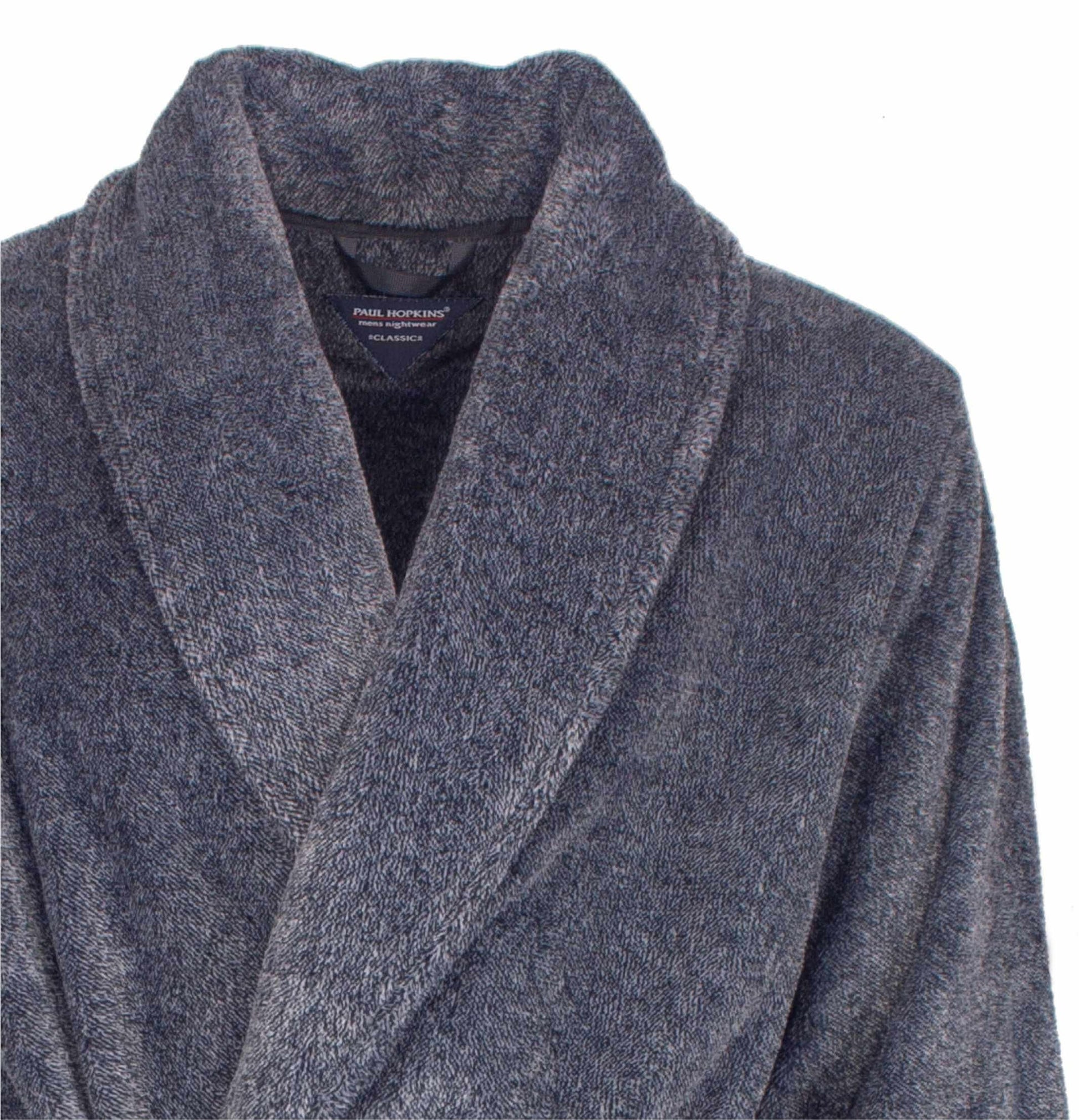 Blauwe fleece badjas van Paul Hopkins met een brede kraag en zachte stof, close-up van de bovenste helft.